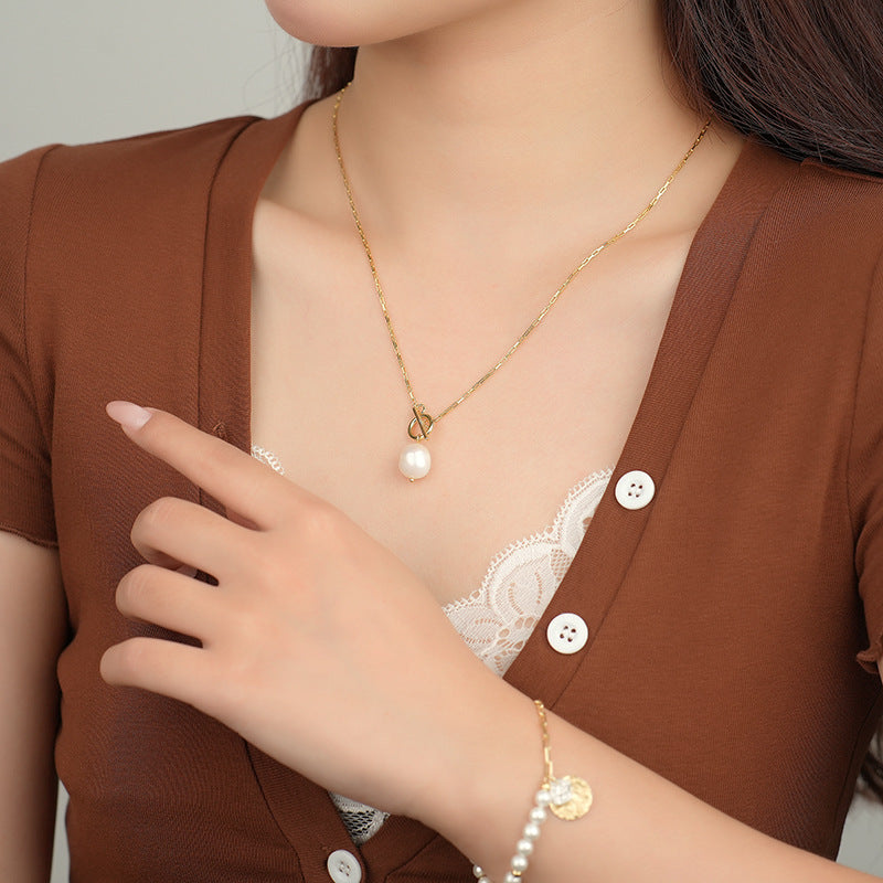 Elegant Pearl Pendant Necklace